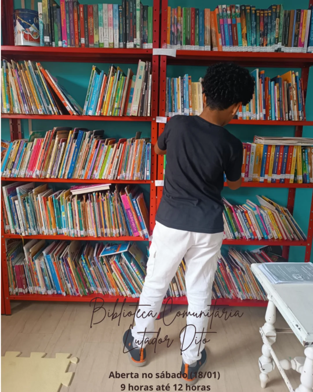 Criança escolhendo livros nas estantes da Biblioteca Comunitária Lutador Dito