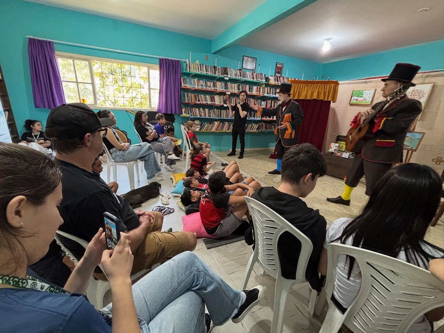 Apresentação de histórias com público na Biblioteca Comunitária Lutador Dito