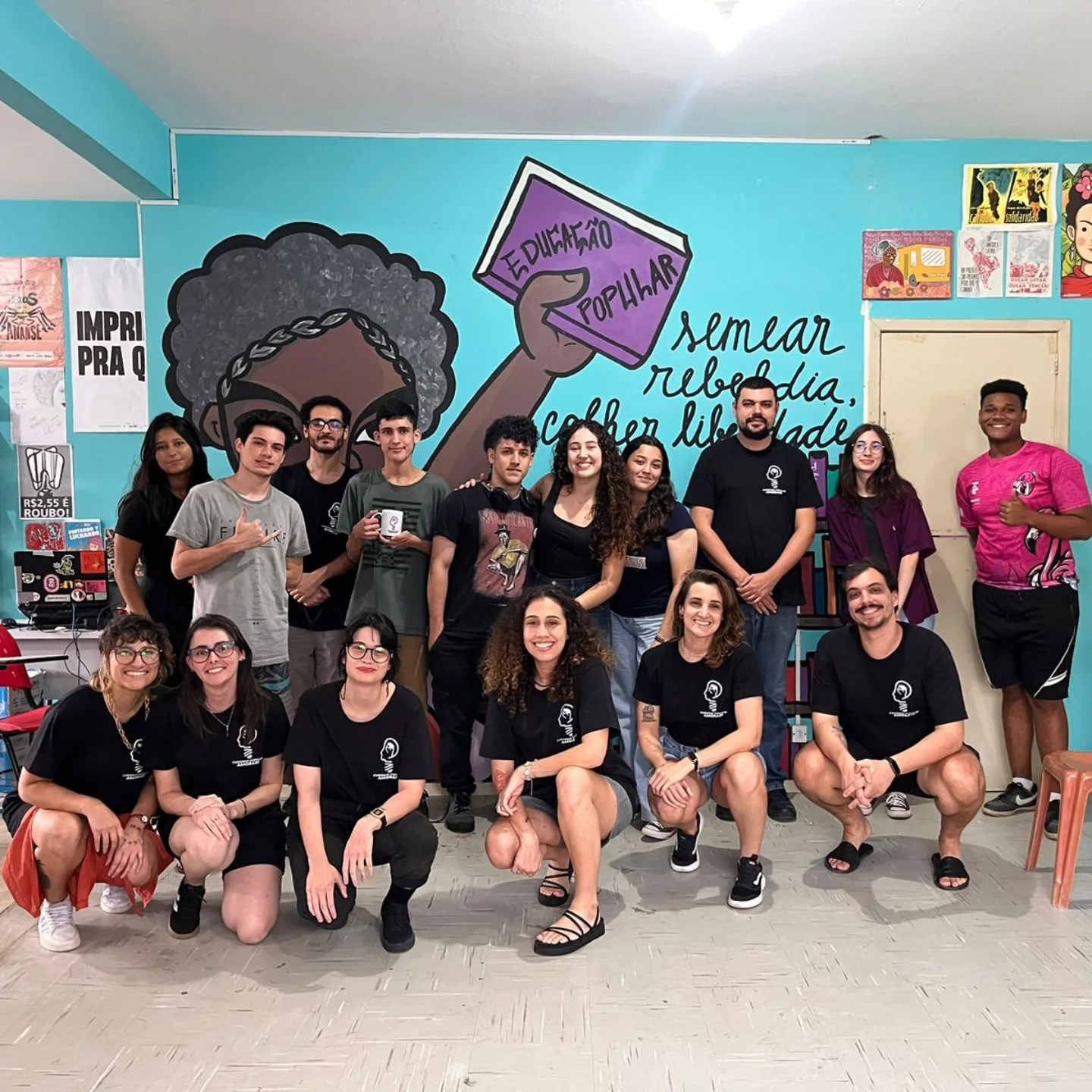 Turma e voluntários do Cursinho Popular da AMORABI