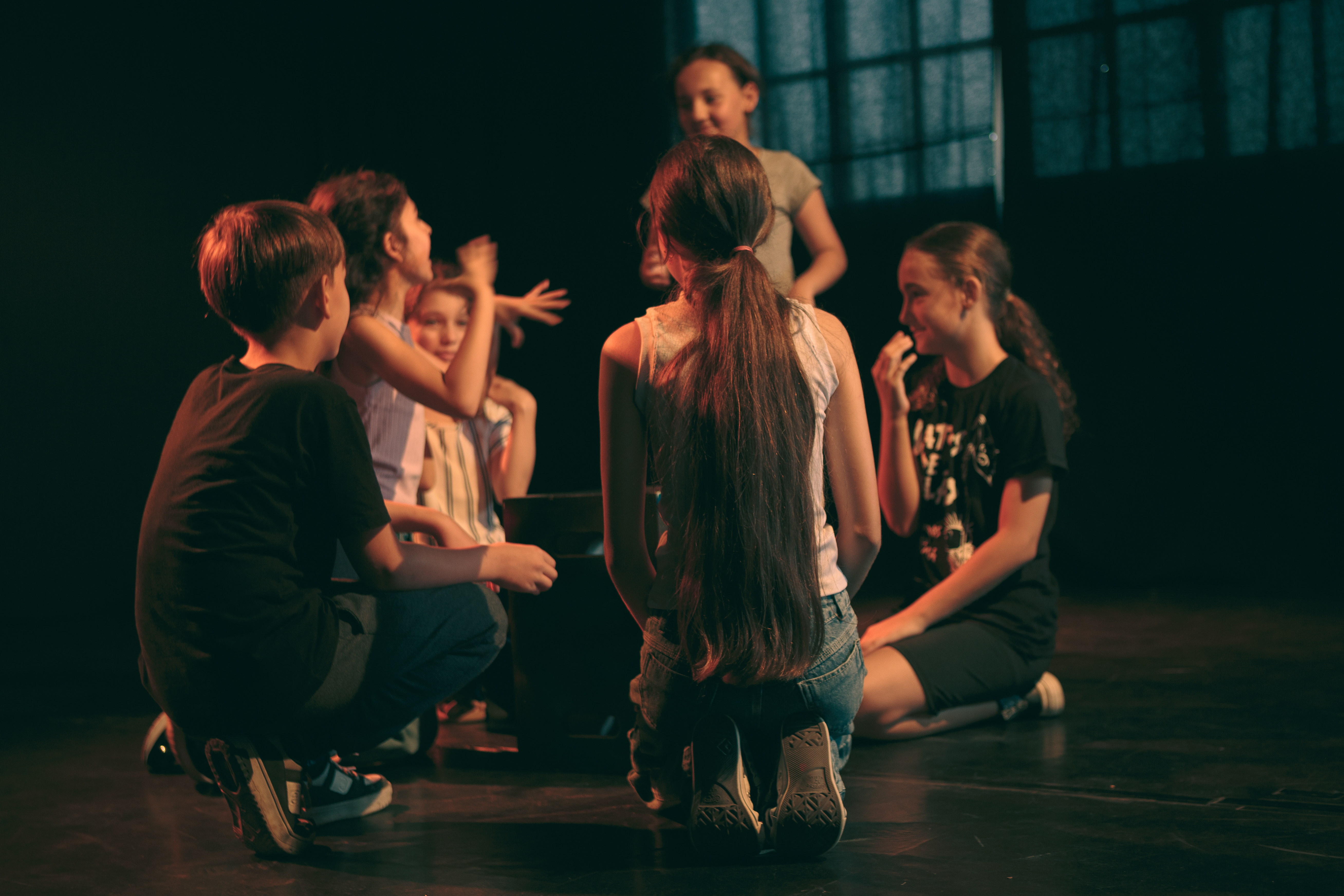 Crianças em oficina de teatro na AMORABI