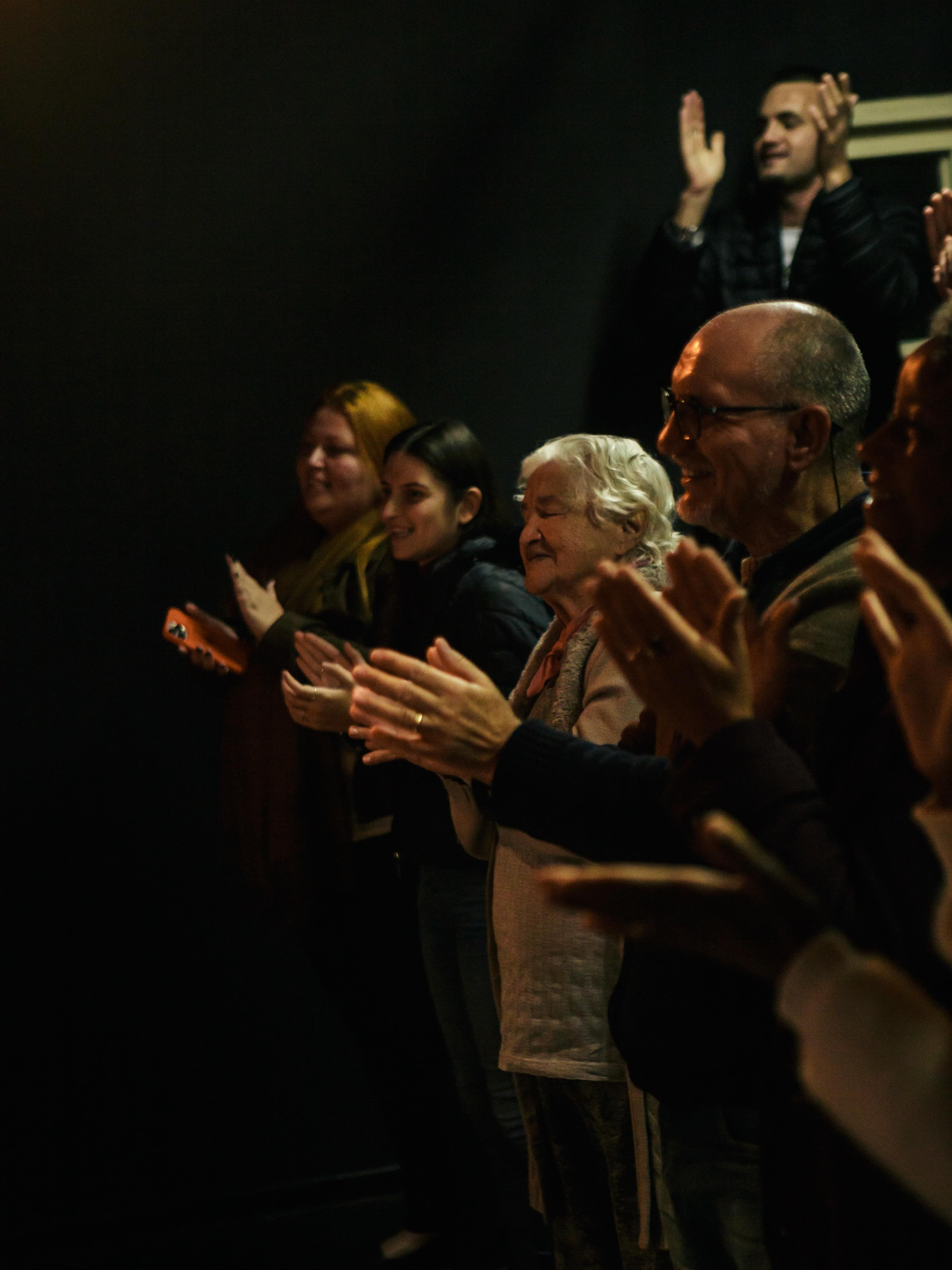 Público aplaudindo uma apresentação cultural