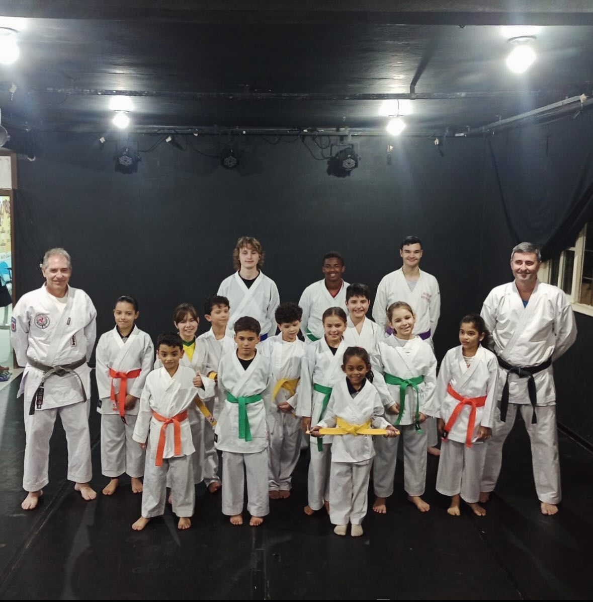 Turma de karatê em oficina comunitária