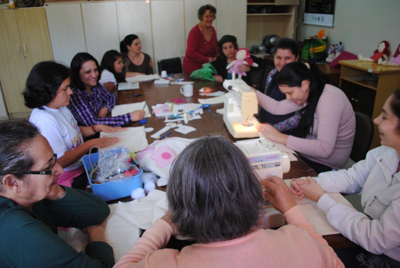 Mulheres participando de oficina de costura na AMORABI